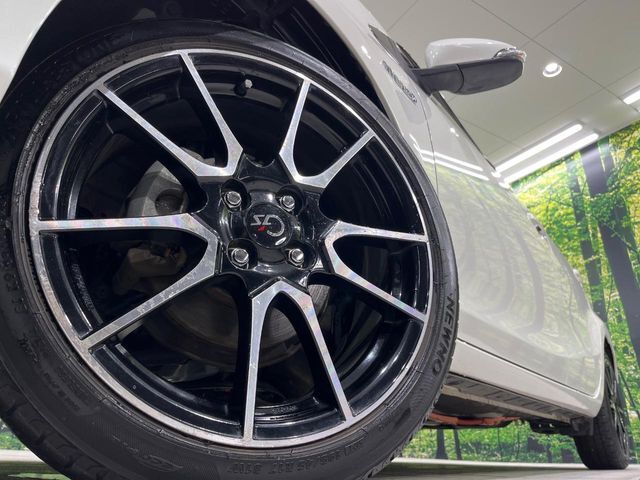 【17インチアルミホイール】外観にマッチしたアルミホイールを装着しております。各種アルミホイールや、スタッドレスタイヤも取扱いしております。是非ご相談ください♪