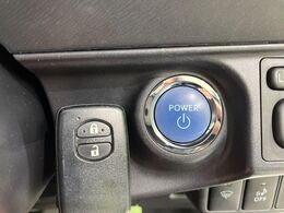 【スマートキー】カバンやポケットに入れたままでもドアの施錠・解錠が可能なスマートキーを装備。エンジンのオン・オフ時もカギを取り出す必要が無いからとっても便利です♪