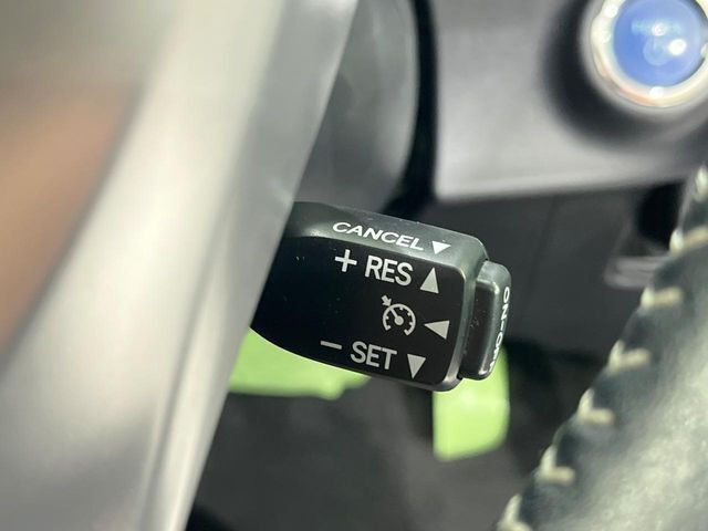 【クルーズコントロール】高速道路もラクラク走行。アクセルを離しても一定速度で走行ができ、長距離運転時の負担を軽減！加速・減速も簡単なスイッチ操作で調整できます。