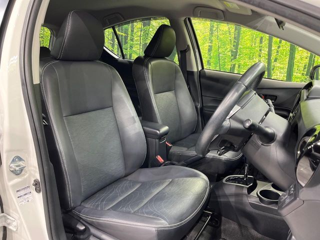 【ハーフレザーシート】高級感と座り心地を両立した人気のシート♪背面・座面のファブリック素材は、通気性の良さや滑りにくさに優れています。気温や服装に左右されず快適にお乗りいただけます。