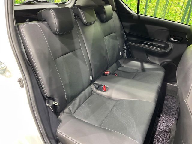 後部座席も気になるようなキズ・汚れやへたり等、大きなダメージはなく、良好な状態です。