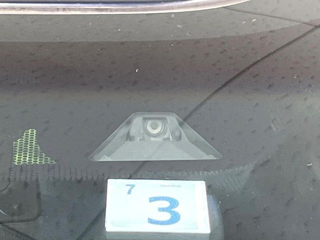 【ホンダセンシング】走行中に前方の車両等を認識し、衝突しそうな時は警報とブレーキで衝突回避と被害軽減をアシスト。より安全にドライブをお楽しみいただけます。
