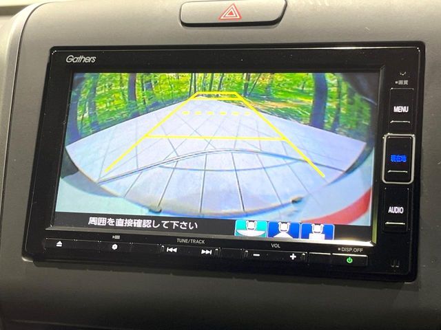 【バックカメラ】駐車時に後方がリアルタイム映像で確認できます。大型商業施設や立体駐車場での駐車時や、夜間のバック時に大活躍！運転スキルに関わらず、今や必須となった装備のひとつです！