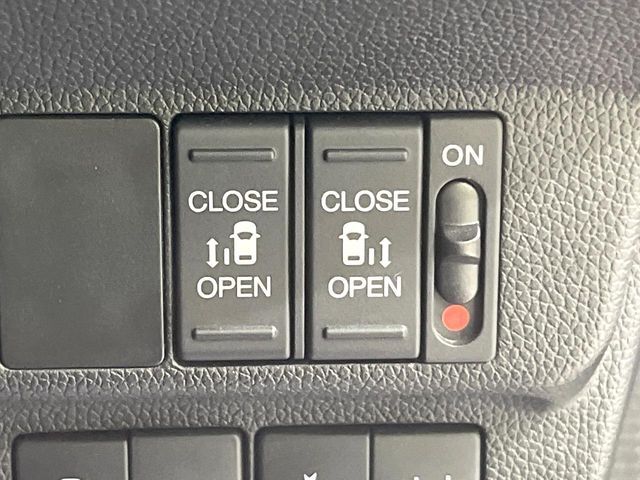 【両側パワースライドドア】スマートキーや運転席のスイッチで後席両側スライドドアの開閉が可能♪電動だから力を入れてドアを開ける必要が無く、小さなお子様でも簡単に開け閉めでき快適です♪
