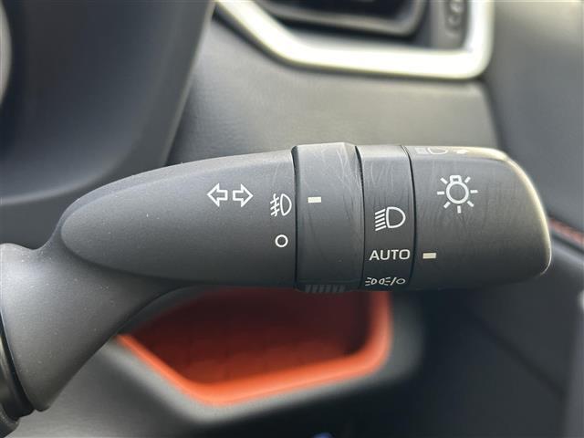 【オートライト（AUTO）】外の明るさをシステムが感知して、自動でヘッドライトが点灯します！ヘッドライトをつけ忘れを防ぐ便利機能です。