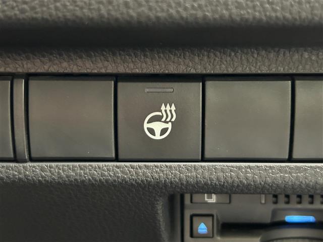【ステアリングヒーター】冬場の寒い日に手がかじかみながら運転するのはツライですよね。でも、これがあれば安心です！ハンドルのグリップ部がじわっと暖かくなって心までポカポカします。