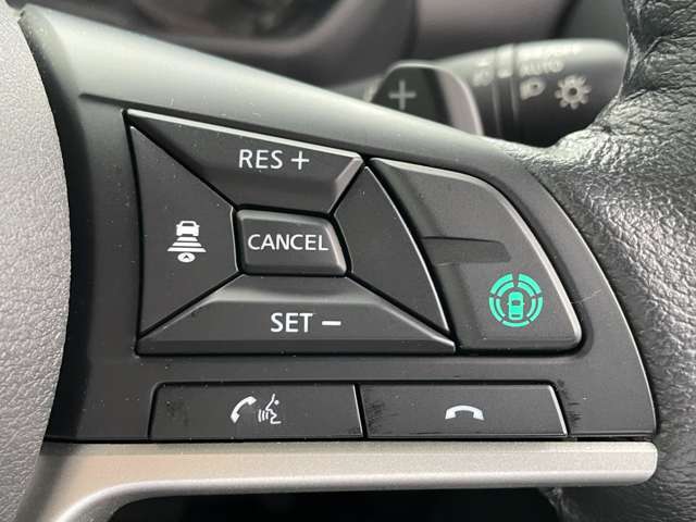 車両レーダーが前方車を検知、設定した速度よりも遅い車両が現れても、設定された車間距離を保つためにエンジンブレーキとシフトダウンによって自動減速します。車間距離が開けば、設定された速度まで再加速します。
