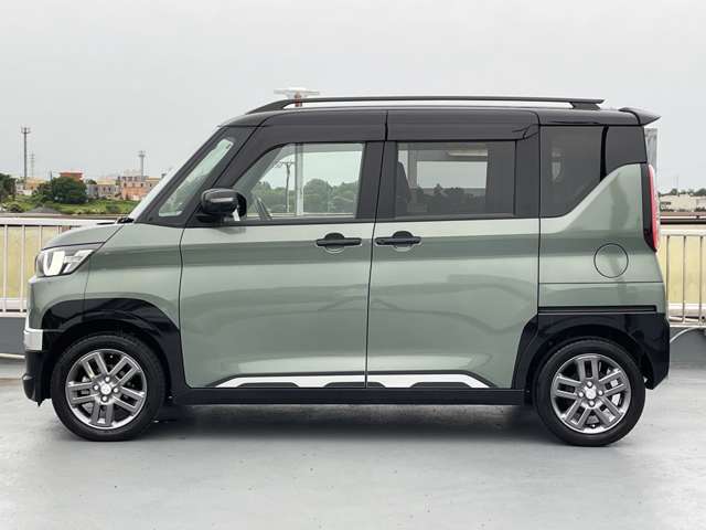 ドア下部への足先操作でオープン可能なハンズフリー電動スライドドア装備。両手で荷物を抱えている時などでも、便利に使えます。、