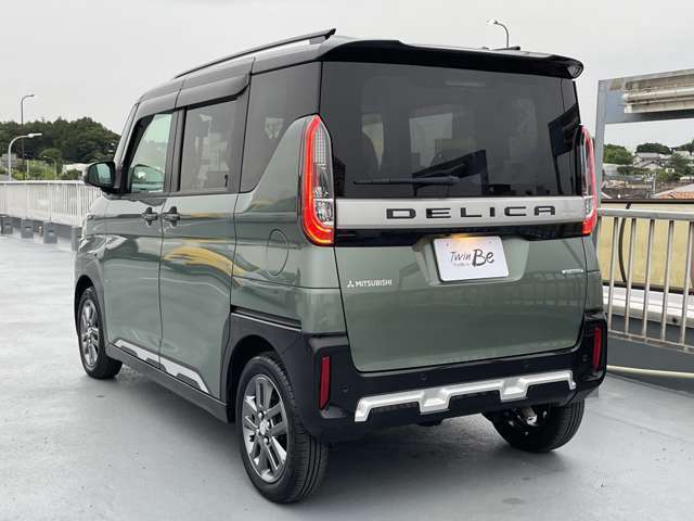 フロントバンパーとテールゲートガーニッシュに立体的な「DELICA」ロゴ。前後バンパー下部はスキッドプレート形状とし、ブラックのホイールアーチがSUVらしい力強さと高い質感を表現