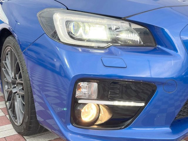 【LEDヘッドライト】悪天候や夜間走行時も良好な視界を確保し安心して運転できる高輝度LEDヘッドライトを装備！点灯速度が早く、消費電力も抑えられています。