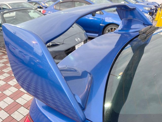 【大型リヤスポイラー】スポーツカーらしさがグッと引き立つ大型リヤスポイラーを装着♪高速走行時のスタビリティ（走行安定性）向上に役立ちます。