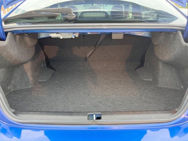 積み下ろしのしやすいデッキにはたっぷりと荷物を積み込んでいただけます。遊びから仕事まで、様々なシーンで頼れます♪