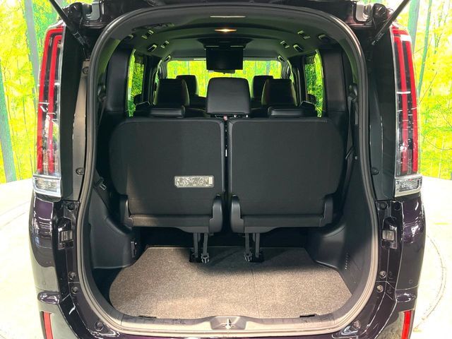 普段のお買い物や通勤、送迎等に十分な荷室スペースを確保しております。サードシートを跳ね上げると、大きな荷物の積載も可能です♪