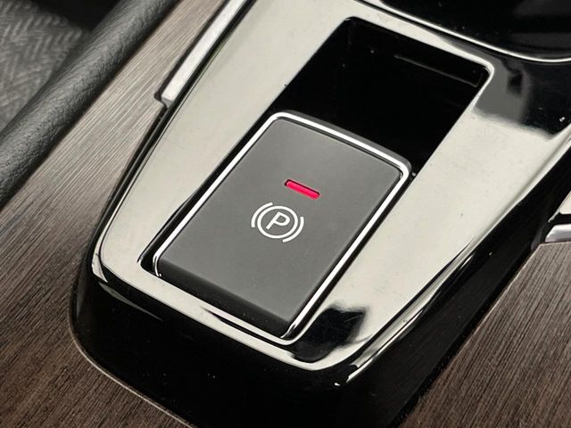 【電動パーキングブレーキ】パーキングブレーキは便利な電動式！ボタン一つで操作でき、アクセルを踏めば自動で解除されます♪レバーやペダルが無いので運転席廻りもすっきりしますね♪