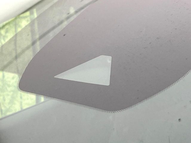 【インテリジェントエマージェンシーブレーキ】フロントカメラで前方の車両や歩行者を検知。衝突しそうな時は衝突被害軽減ブレーキが作動、衝突回避をサポート。より安全にドライブをお楽しみいただけます。