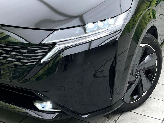 【LEDヘッドライト】悪天候や夜間走行時も良好な視界を確保し安心して運転できる高輝度LEDヘッドライトを装備！点灯速度が早く、消費電力も抑えられています。