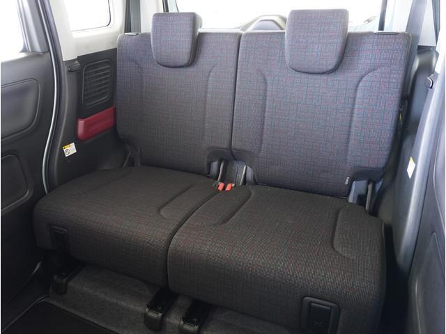 【後部座席】膝まわりや足元にゆとりのスペースを確保した後席。週末の遠出の際にも、ゆったりとした姿勢で快適に過ごせます。