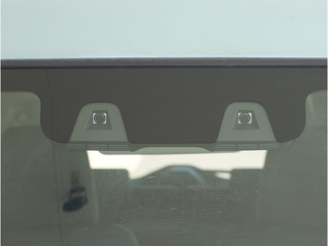 【デュアルカメラブレーキサポート】2つのカメラが前方の歩行者やクルマを検知し、衝突事故時の被害を軽減します。