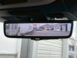 【デジタルインナーミラー】を搭載しております。ミラーの映像により後方確認ができますので、走行中もより正確に後方確認が可能です。