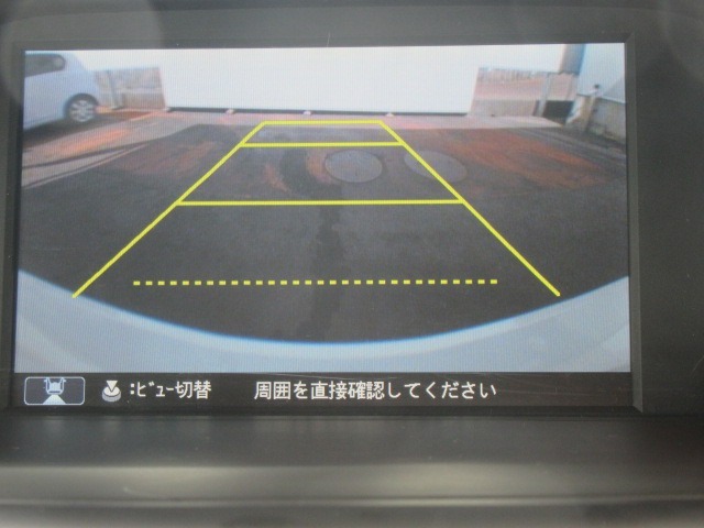 【リアカメラ】リバースに入れるだけで後方の映像が映ります。安全確認や、狭い駐車場での車庫入れ、雨の日や夜間など視界の悪い時に便利です。安全にバックする為には欠かせない装備です。