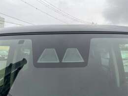 フロントガラスに設置された衝突軽減装置！スマートアシストです！前方の障害物や人を検知して危険をお知らせ！ブレーキをサポートしてくれます！クリアランスソナー搭載で障害物検知も付いた安全安心なトール！