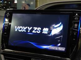 【純正9インチSDナビ】フルセグテレビやブルートゥース接続、DVD再生など多彩な機能を併せ持っており、インパネ周りがすっきりしてますね！