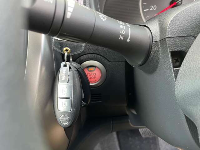 インテリジェントキーです。キーをポケットやバッグなどに入れておけば、スイッチを押すだけでドアやバックドアのロックが開閉でき、運転席近くにキーがあればプッシュスタートスイッチでエンジンが始動できます