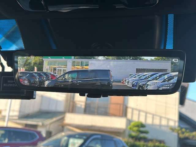 【ドラレコ一体型デジタルルームミラー】車両後方カメラの映像をルームミラーに映すことが出来ます。 そのため、後席に人や荷物があって後方が見えづらい場合でもしっかり視界を確保することが出来ます。