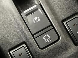 電動パーキングブレーキを採用。シフト操作やアクセルと連動してブレーキが作動/解除されるため　発進がスムーズ♪