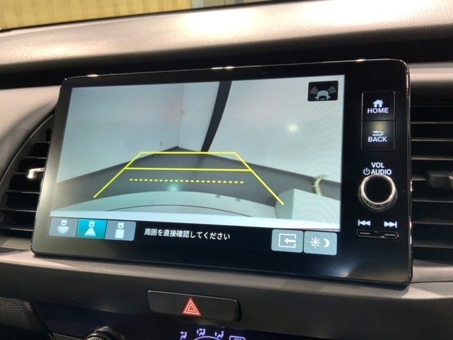 リバースギアに入れるだけで後方の表示へ切り替わります。夜間や雨の日の駐車も楽になりますよ。