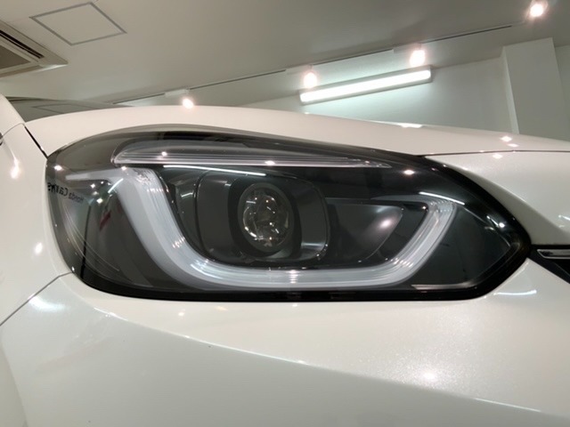 LEDヘッドライトは、点灯の瞬間から最大光量を発揮し、突然暗くなるトンネルなどでの安定感を高めます。