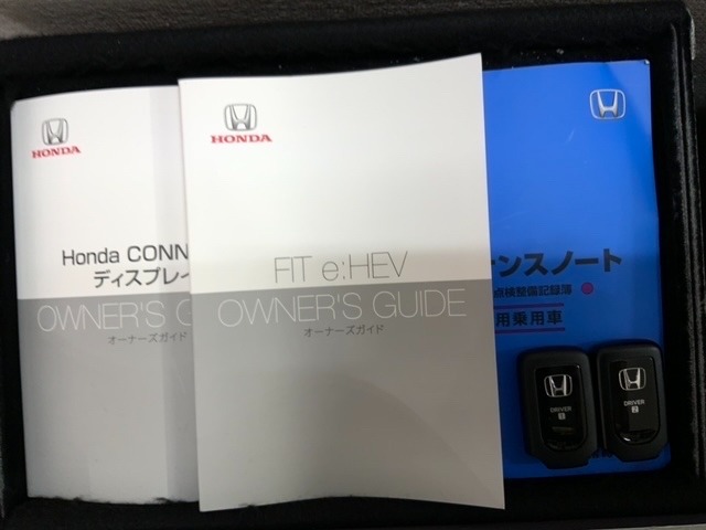 スマートキーは鍵をバッグに入れたままでもドアロックの開閉やエンジンのON・OFFができます。夜間や雨の日も鍵を探さなくて良いので便利です。