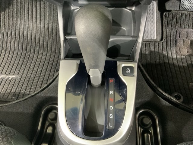 自然に手が届く距離に配置されたシフトレバー