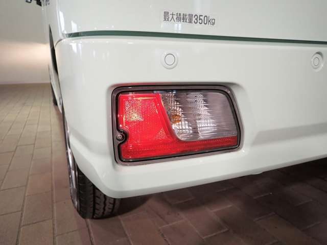 ◆三重県最大級の大型屋内中古車センター♪ヴァーサス鈴鹿店です♪オールジャンルの展示車が盛り沢山です♪在庫の無い車両のオーダーも受け付けます♪電話→059-384-5050までお問合せ下さい◆