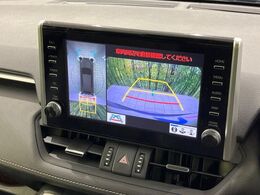 【パノラミックビューモニター】専用のカメラにより、上から見下ろしたような視点で360度クルマの周囲を確認することができます☆死角部分も確認しやすく、狭い場所での切り返しや駐車もスムーズに行えます。