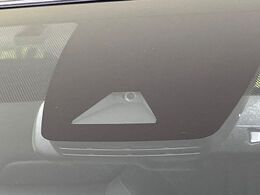 【プリクラッシュセーフティ】前方の車両等を検知し、衝突しそうな時は警報で注意を促し、ブレーキを踏む力をサポート。ブレーキを踏めなかった場合は衝突被害軽減ブレーキが作動、衝突回避をサポートします。