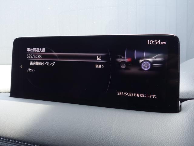 こちらのお車には先進安全装備が多数搭載されています。衝突被害を回避あるいは軽減するためのブレーキや、後方死角からの接近警報、車線逸脱を防止する警報装置など、詳しくはスタッフまでお尋ねください。