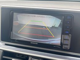 【バックカメラ】駐車時に後方がリアルタイム映像で確認できます。大型商業施設や立体駐車場での駐車時や、夜間のバック時に大活躍！運転スキルに関わらず、今や必須となった装備のひとつです！