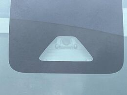 【スマートアシスト】走行中に前方の車両等を認識し、衝突しそうな時は警報とブレーキで衝突回避と被害軽減をアシスト。より安全にドライブをお楽しみいただけます。