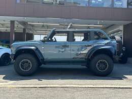 横から見るとよりワイルドなルックスです。1台で2度楽しめるお車です！