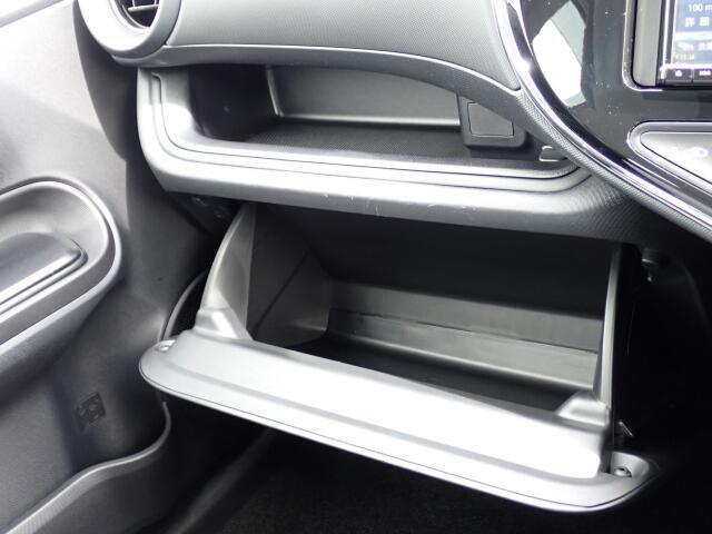 収納たっぷりグローブボックス。