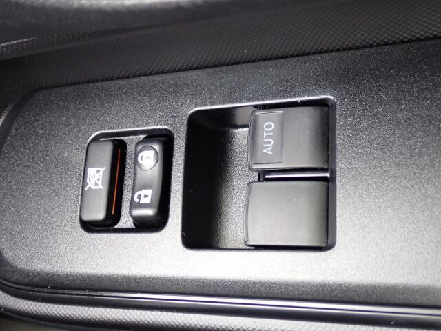 前席の窓の開閉は電動になりますので、便利ですよね。
