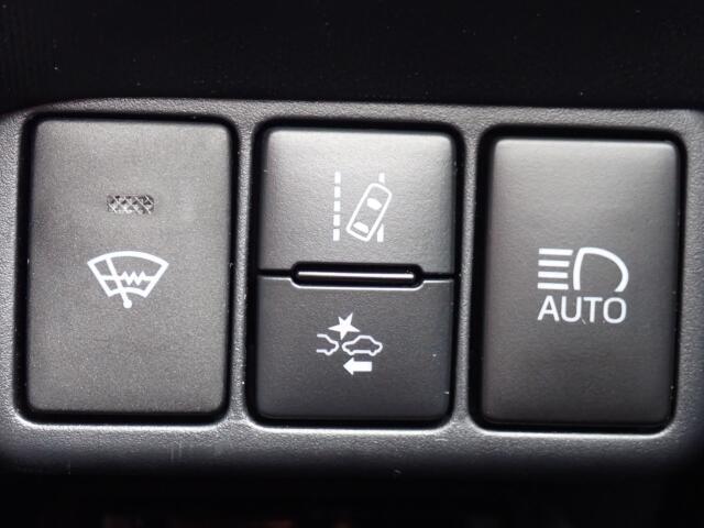 衝突回避軽減ブレーキ、走行中に前方の車両等を認識し、衝突しそうな時は警報とブレーキで衝突回避をアシスト。より安全にドライブをお楽しみいただけます♪