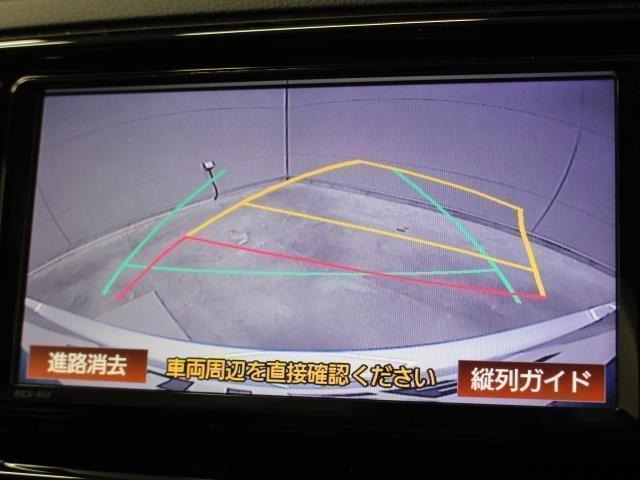 車庫入れや縦列駐車などの際に、後退操作の参考になるガイドラインをモニター画面に表示します。