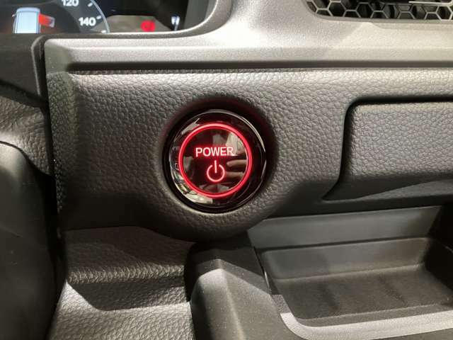 自然に手が届き、操作性のよいハンドル右側の赤いボタンでエンジンスタート！