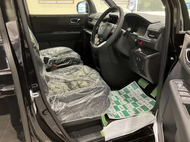 運転席・助手席にはシートヒーターを装備しておりますので、快適にお使いいただけます！また、水や油をはじく特殊な素材であるFABTECTを使用したシートですので、お手入れもラクラク！