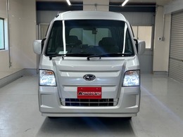 今回紹介させていただく車両は、H24年7月登録最終サンバーバンです。グレードはディアス・スーパーチャージャー4WDです。こちらの車両、ワンオーナー雨天未使用、車庫に大事に保管されていました。