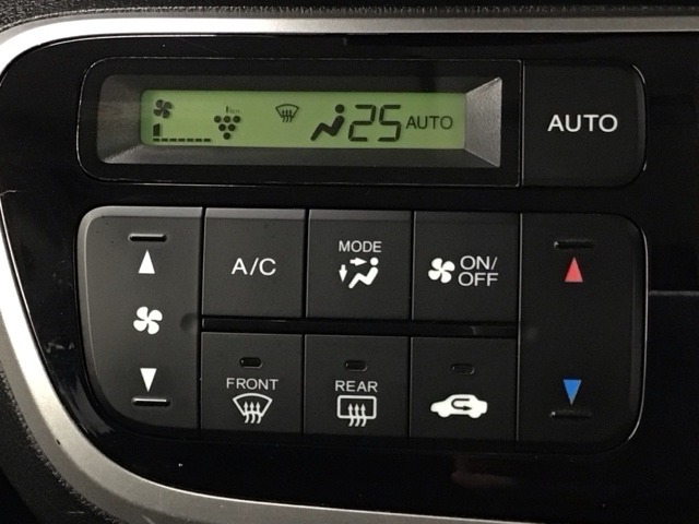 オートエアコン付きです！お好みの温度をセットするだけでエアコンの風量などを自動でコントロール。快適な車内でお過ごしいただけます。