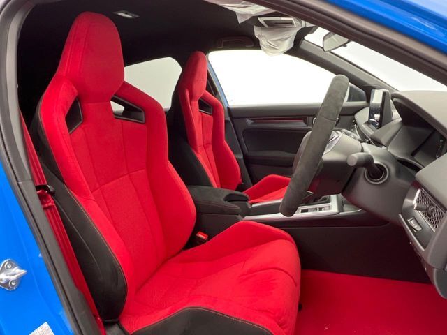 運転席まわりには十分なスペースがあり、大柄な方でもゆったり運転していただける環境です。