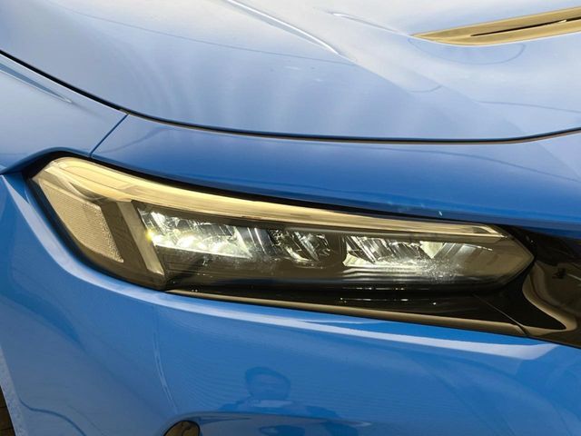 【LEDヘッドライト】悪天候や夜間走行時も良好な視界を確保し安心して運転できる高輝度LEDヘッドライトを装備！点灯速度が早く、消費電力も抑えられています。